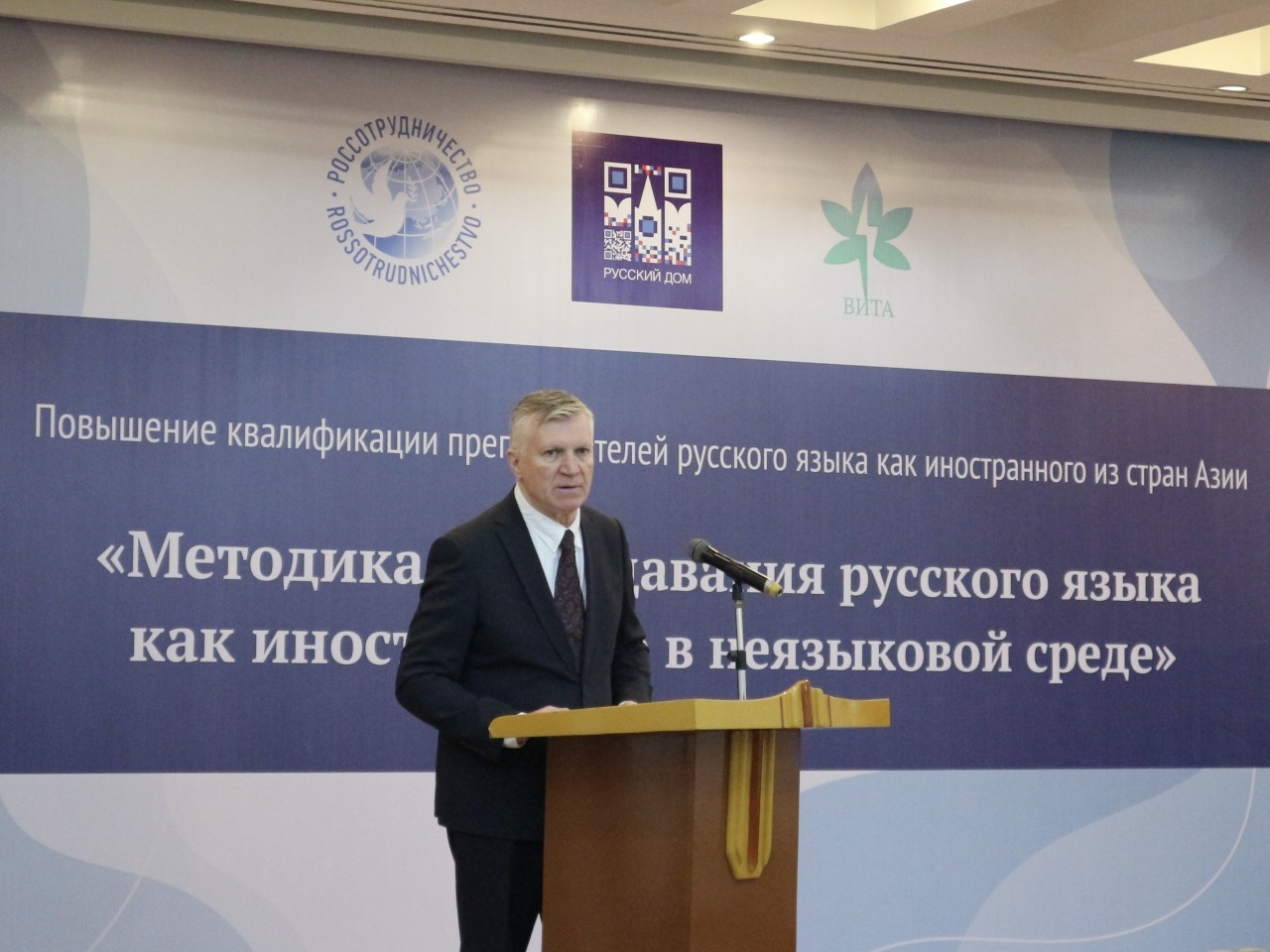 俄罗斯驻河内科学文化中心经理维克多·斯捷潘诺夫在开幕式上发表讲话（图片：武庆）。