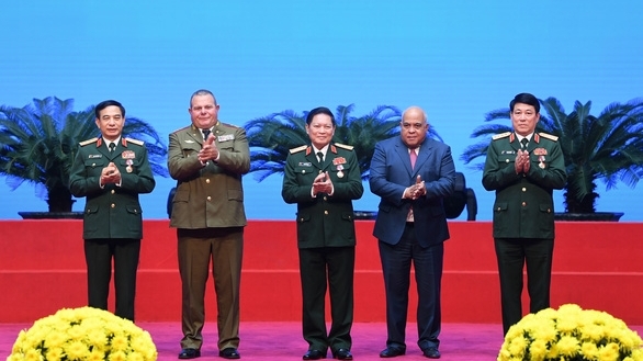 越南人民军队三位大将获古巴共和国颁发的吉隆滩勋章