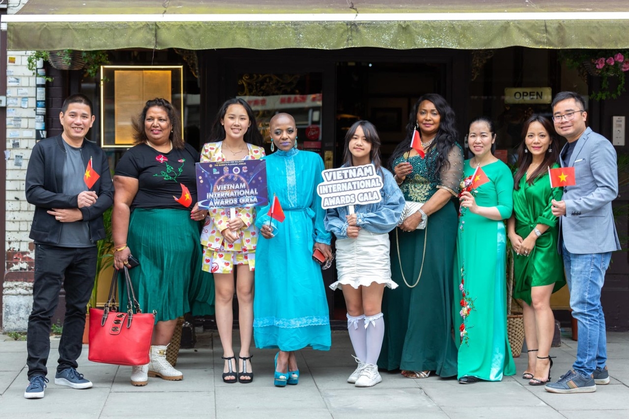 越南妇女参加在英国推广越南文化的活动。