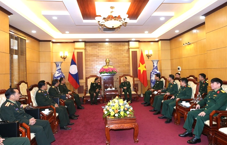 越共中央委员、越南人民军总政治局副主任郑文决中将在首都河内会见了老挝人民军政治理论学校政委坎派一行。