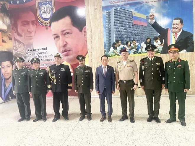 越南驻委内瑞拉大使黎曰缘与代表们合影。