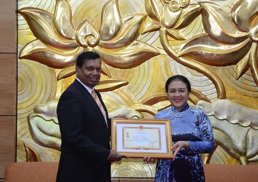 向斯里兰卡驻越南大使授予“致力于各民族和平友谊”纪念章。