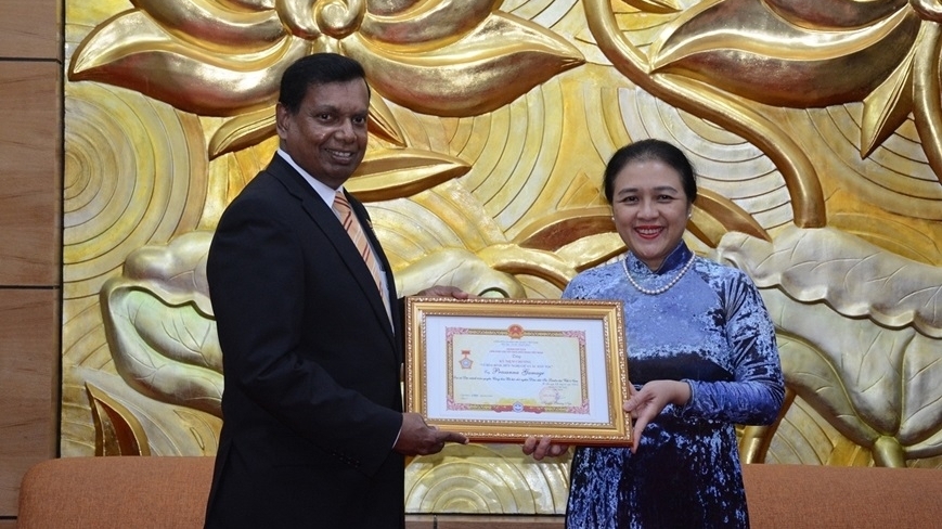 越南向斯里兰卡驻越南大使普拉萨纳·加马吉授予纪念章
