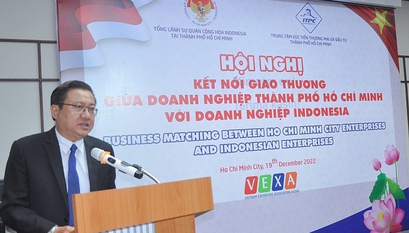 胡志明市贸易与投资促进中心副主任阮俊在会上发表讲话。