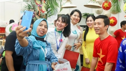 越南在新加坡举行的国际移民日纪念活动上留下深刻印象