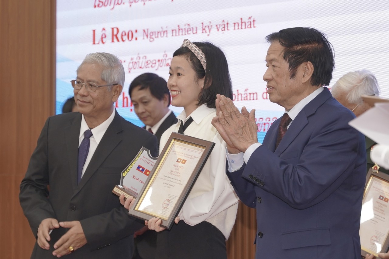 在昆嵩省警察局参谋室工作的作者胡氏庆围获得了“最精细作品”奖。