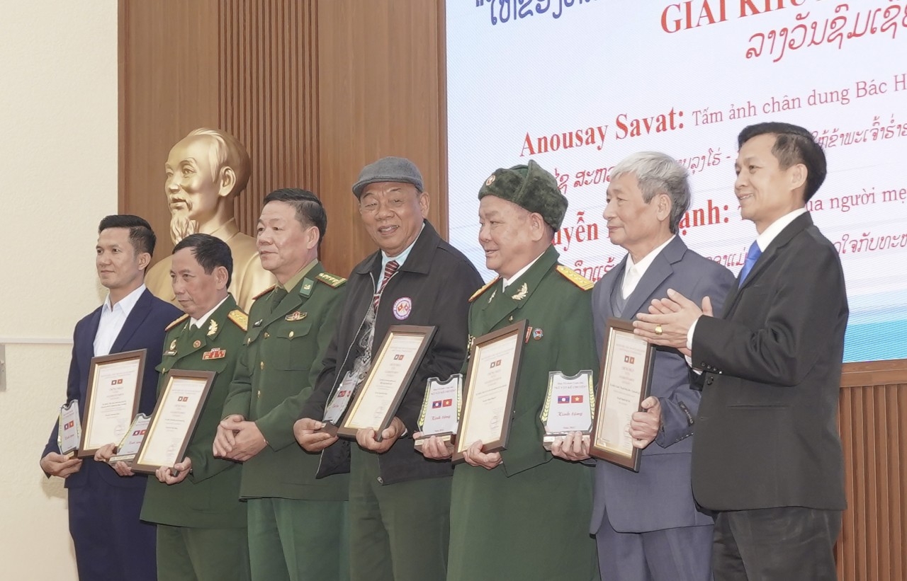 太平省越老友好协会主席阮德幸大校（左四）以作品《心系越南军人的老挝母亲的一份糯米饭》获得了安慰奖。