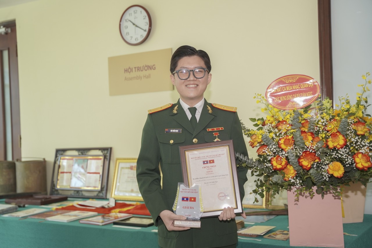 在越南歌舞剧院工作的音乐家、歌手裴俊玉觉得非常高兴，因为凭借作品《青春之旅与万象姑娘歌曲》获得了三等奖。