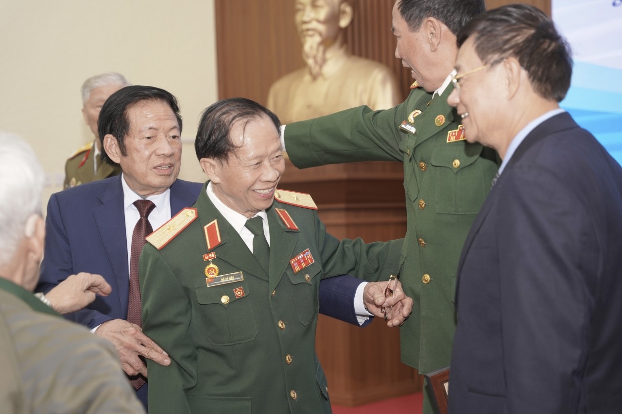 原国防部经济司司长胡士后少将再次会见老挝战友、同志和朋友。