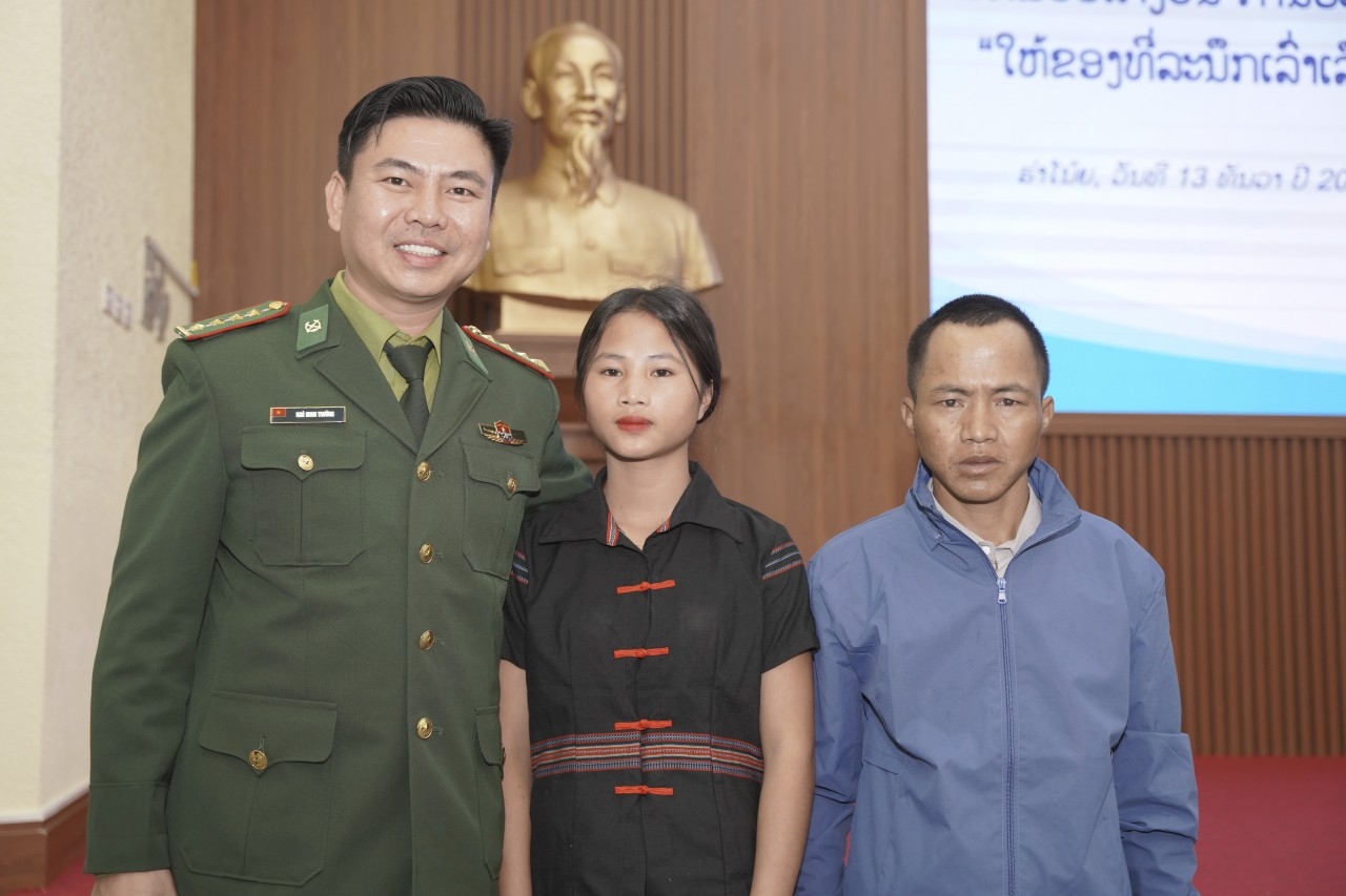 广治省达克容县，拉莱边防站的吴明长大尉带着单位的养子胡氏千（16岁，居住在老挝，拉莱阿狼村）和养父来河内市，并以《边防部队养父的自行车》获得二等奖。