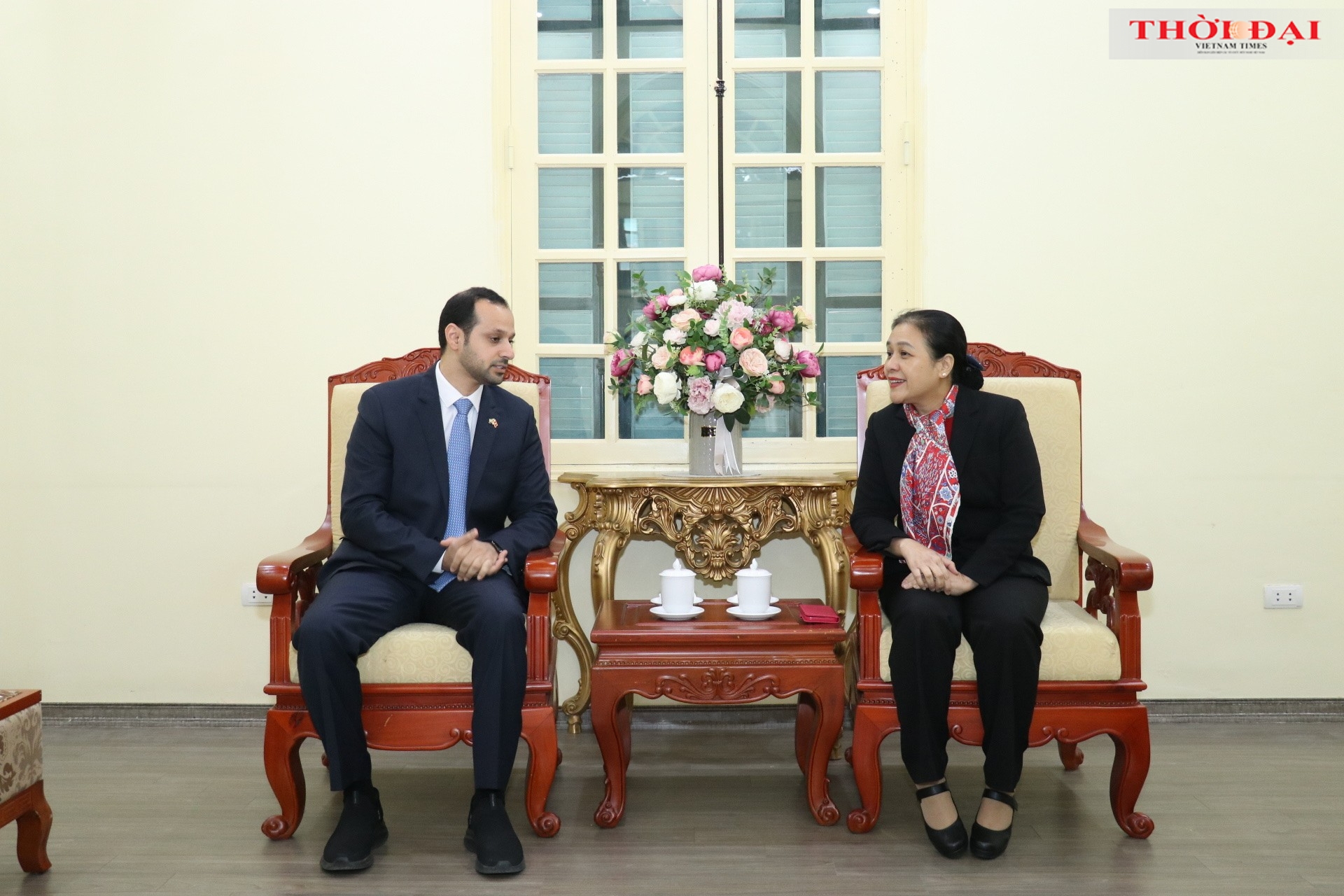 VUFO主席阮芳娥（右）在会上与阿拉伯联合酋长国（UAE）临时代办阿卜杜拉·阿尔哈梅利先生会谈（图：秋河）。