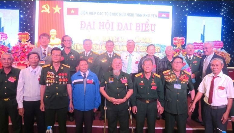 新一届执委会的19名委员亮相，范层先生再次当选富安省越柬友好协会主席（图片来源：水栾/phuyen.gov.vn）。