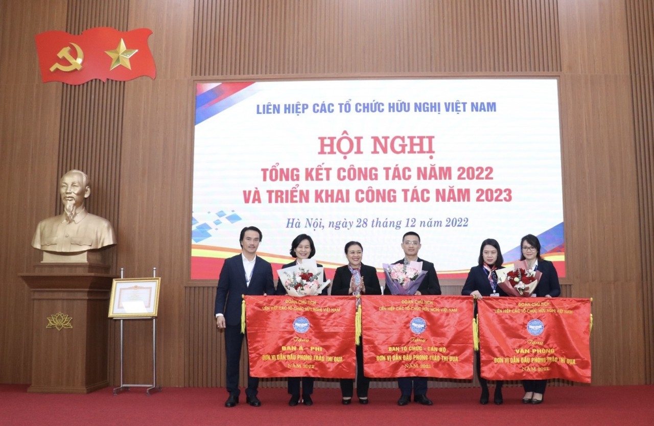 VUFO主席阮芳娥向亚非部、组织人事部和办公室等三个团体颁发了竞赛旗（图：秋河）。