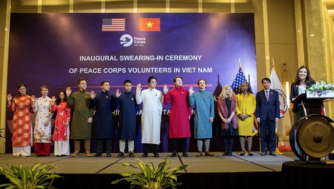 美国和平队的志愿者在宣誓仪式上穿着越南奥黛。