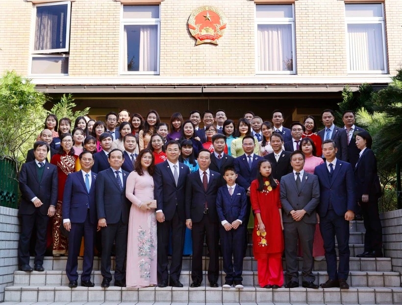越南国家主席武文赏与越南驻日本大使馆，同大使馆干部和工作人员合影。
