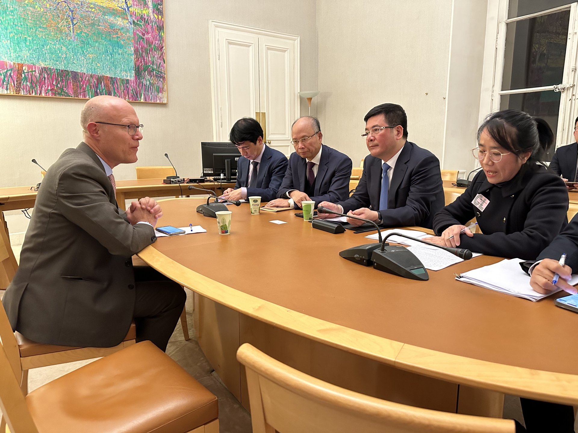 越南代表团与法国企业领导代表举行工作会议。