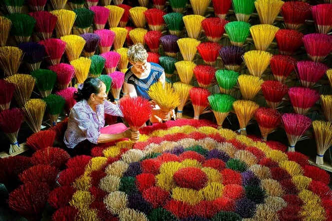 游客体验越南传统制香工艺。