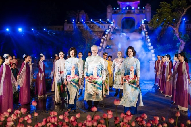 各位大使及其夫人和家人参加2022年广宁奥黛节框架内的题为“身心安宁”的奥黛秀。