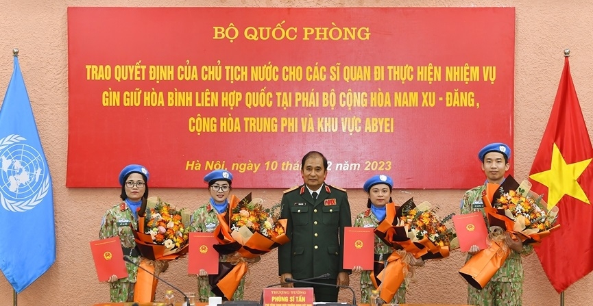 越南国防部向四名军官颁发国家主席的决定。