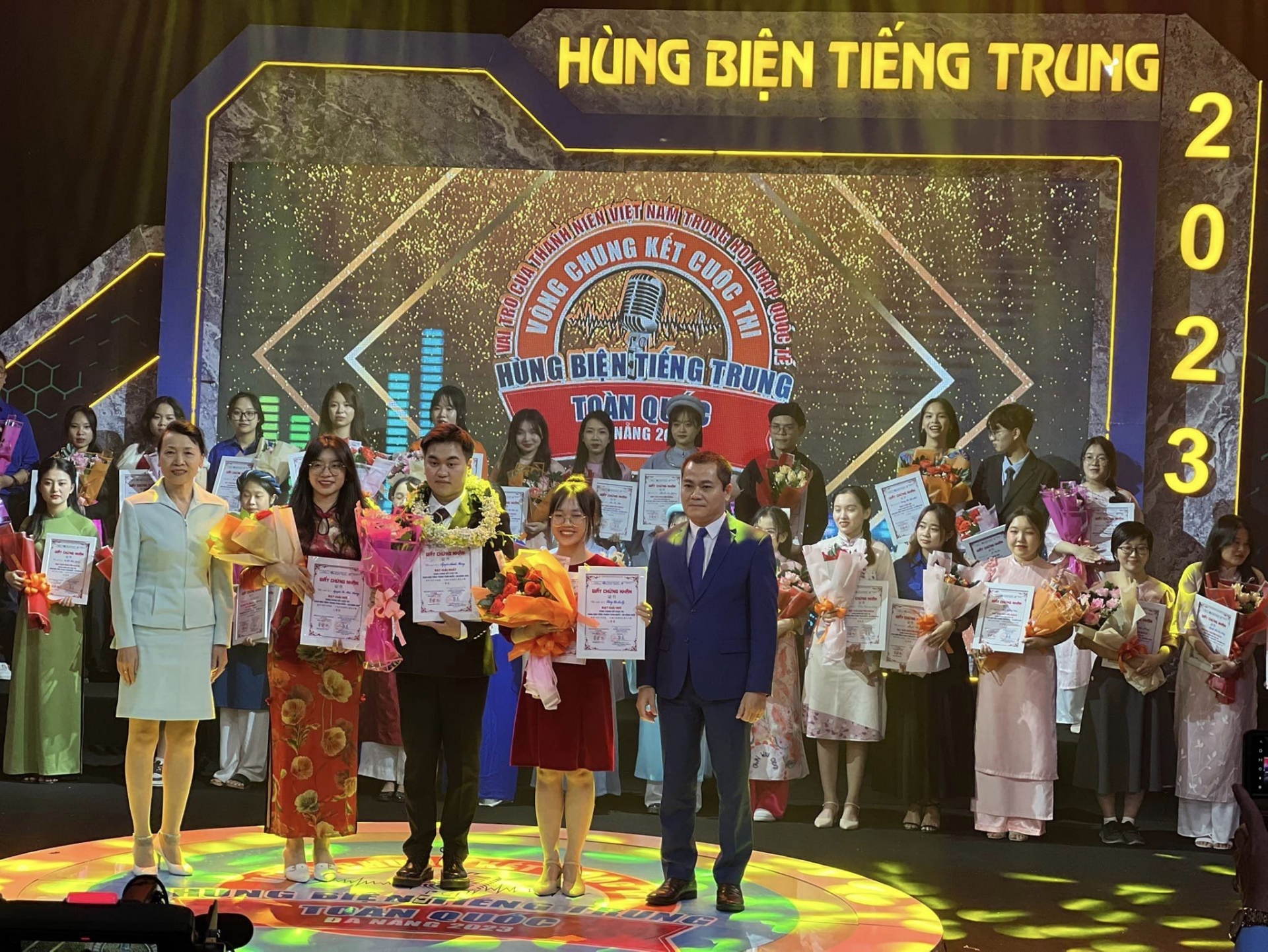 2023年岘港全国汉语演讲比赛决赛吸引了众多青年、大学生、汉语爱好者的参加。