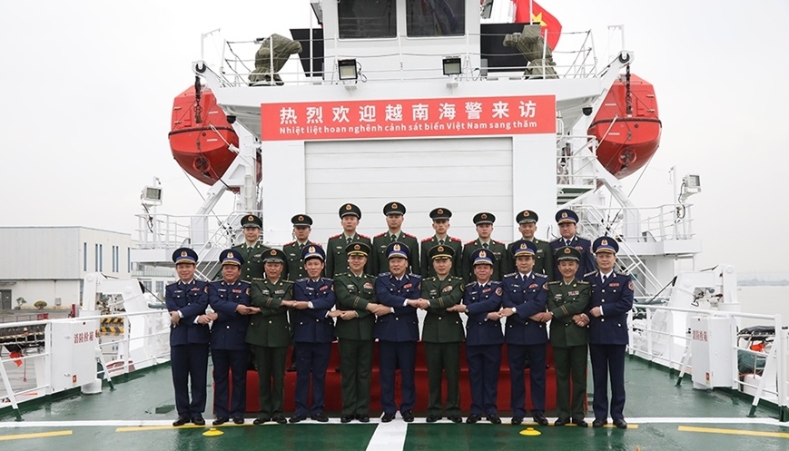 越南海警司令黎光道少将和工作团登上中国海警3301舰参观。