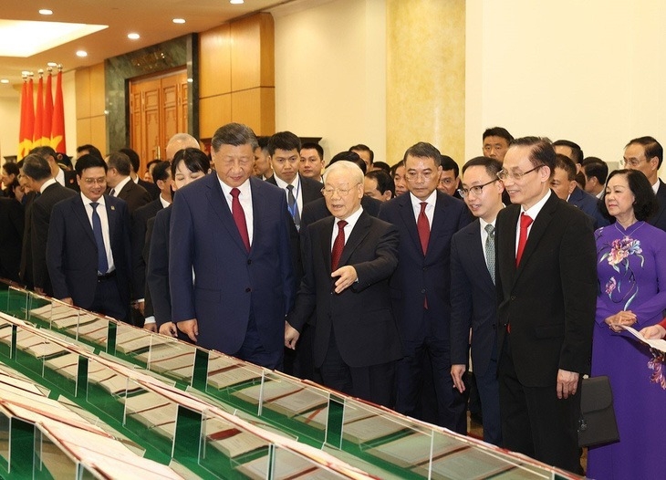 阮富仲总书记与习近平总书记、国家主席共同检视所签署的合作文件。