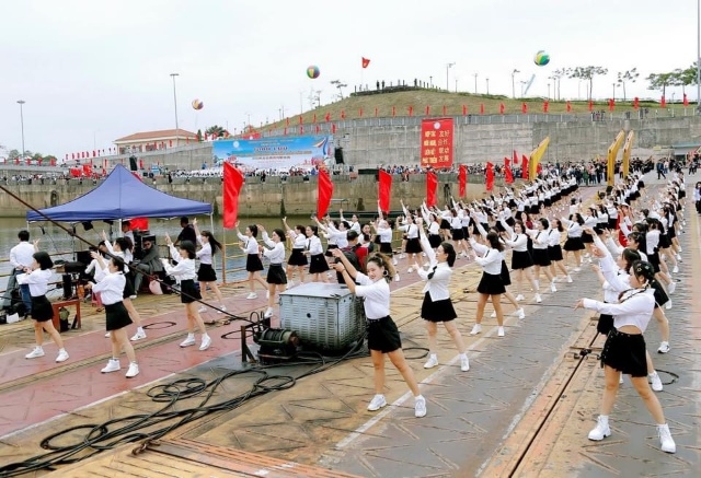 2023 年 11 月，广宁省芒街市妇女联合会和广西壮族自治区东兴市妇女联合会在歌曲《See Tình》的背景音乐下联合表演了民舞节目。 