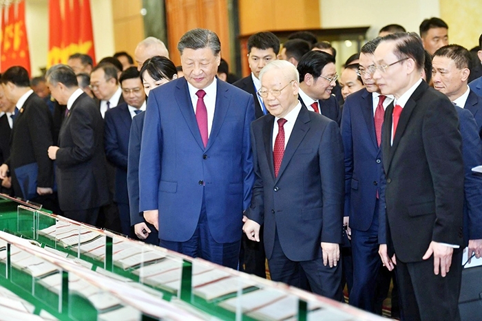 阮富仲总书记和中国总书记、国家主席习近平共同检视所签署的合作文件。