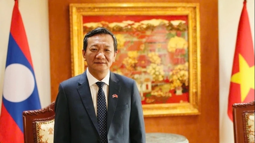 继续加强越南和老挝两国国会的合作与交流