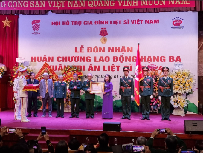 2024年迎春知恩烈士活动向越南英雄母亲赠送慰问品