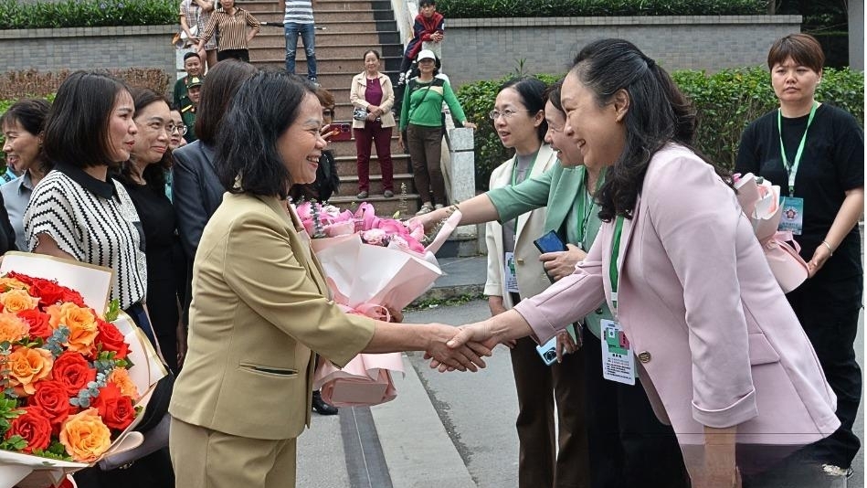 谅山省妇联代表团对中国广西省进行工作访问