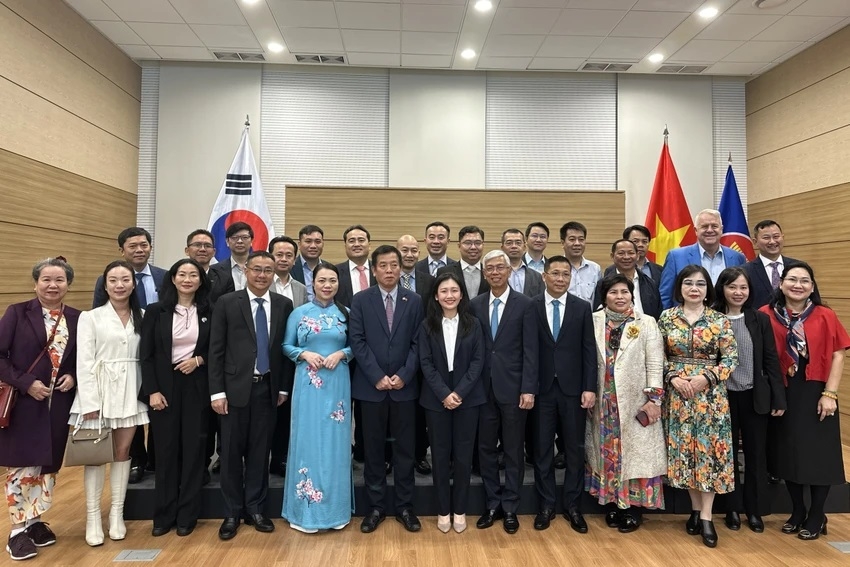 胡志明市加强与韩国的合作并支持越南社群