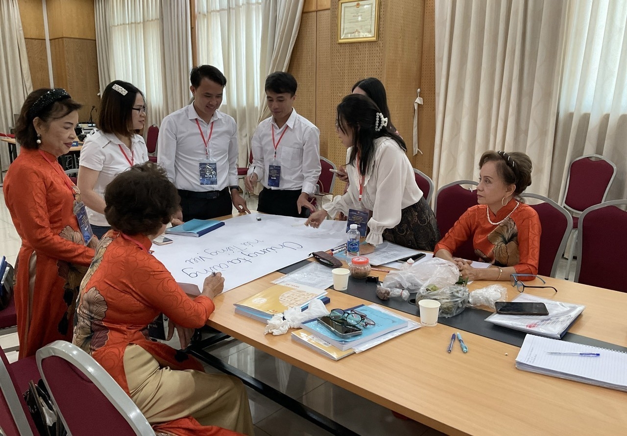 旅居海外越南人越南语教师培训班。