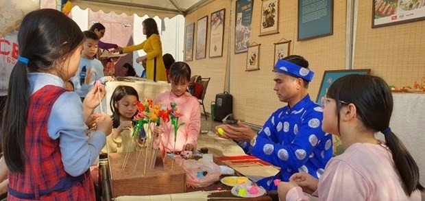 经过13年的组织，今年，海外越南日将于9月14日至15日在南非首次举行。 该活动汇聚了众多年轻工匠和文化从业者，为众人提供了制作漆画、东胡民间画、制作面塑玩具等互动强性强的活动。
