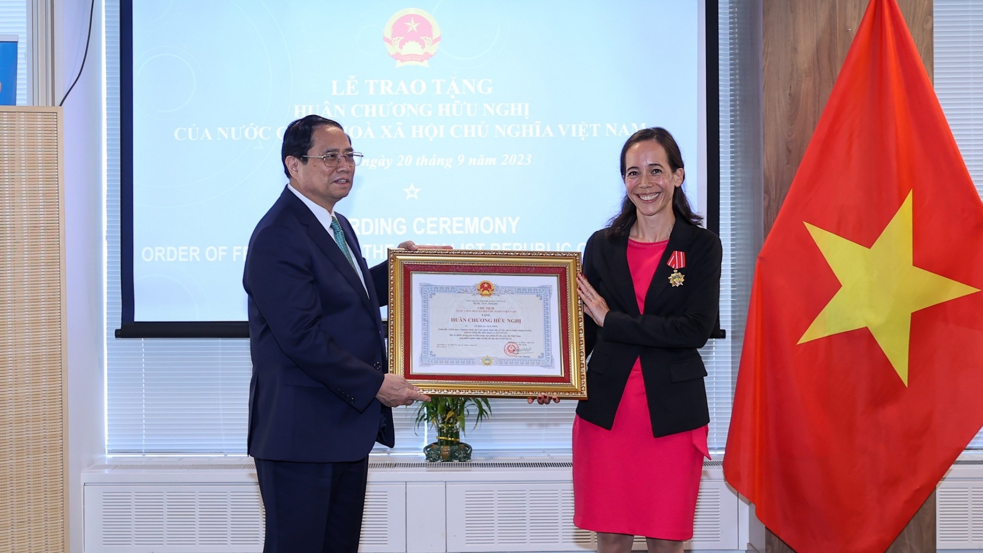 向帮助越南获得数百万剂 COVID-19 疫苗的人授予友谊勋章