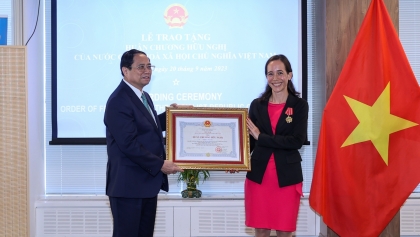 向帮助越南获得数百万剂 COVID-19 疫苗的人授予友谊勋章