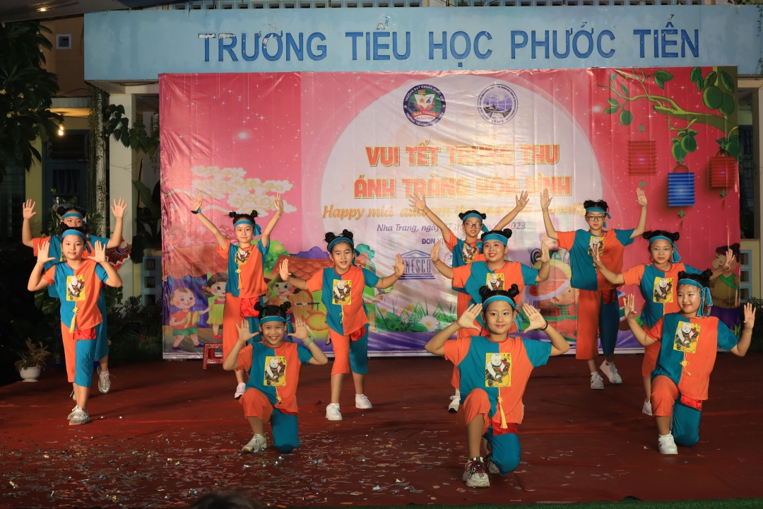 为55名海外越南人和外国儿童举办中秋节活动