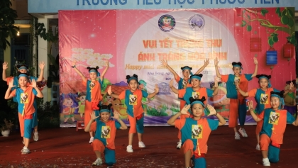 为55名海外越南人和外国儿童举办中秋节活动