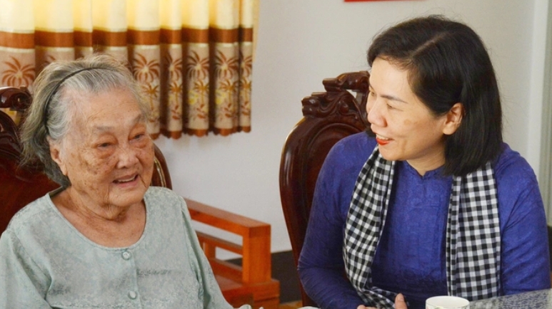 越南妇女联合会领导看望并向越南英雄母亲赠送礼物及向前江儿童颁发奖学金