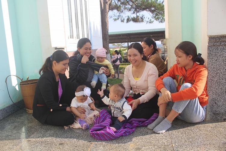 行礼前，新教教堂Plei Mơ Nú是教民们互相交流和分享的地方。