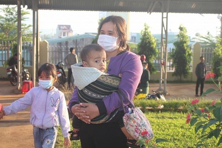 34岁的H'Rưng女士抱着她15个月的孩子到教堂。