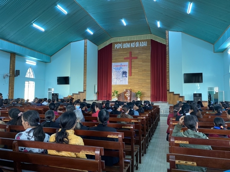 2021年4月18日，约500名教民到新教教堂Plei Mơ Nú参加每周宗教活动。此前，在教堂还没建成时，教民们只能在波纹铁屋顶下将就。现在，新教教堂Plei Mơ Nú里共有4排座位，每排有足够5人坐的25个长凳、2个大型音响和10个小型音响、2台电视、12个电风扇以及很多其他设备等。
