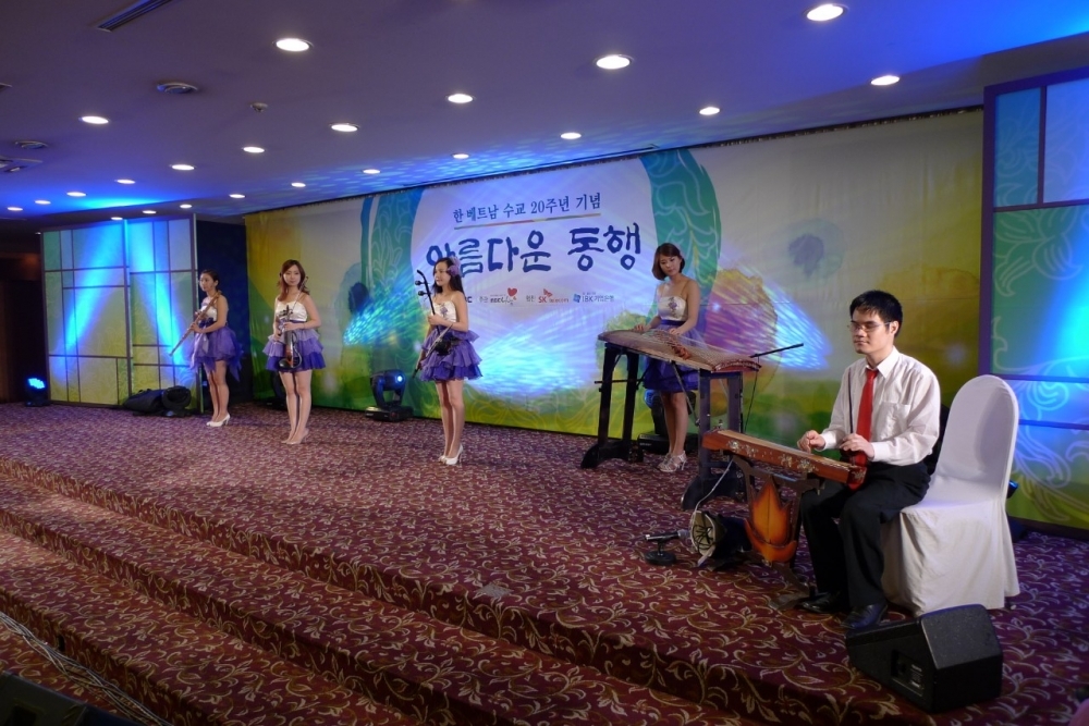作曲者阮清松在韩国的一场交流表演