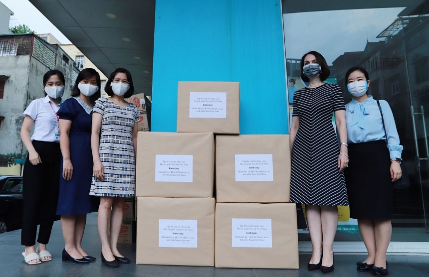 俄罗斯驻越南大使馆向南部各省捐赠医疗设备和必需品