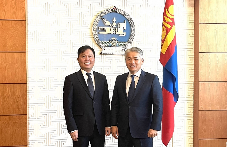 蒙古国家安全委员会秘书G. Enkhbayar会见越南驻蒙古大使尹庆心