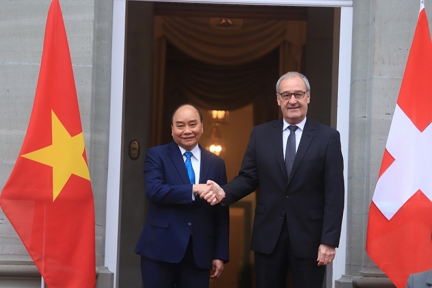 越南国家主席阮春福（左）与瑞士联邦主席盖伊·帕尔莫兰）