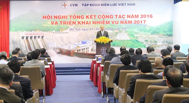 阮春福出席越南电力集团2016年工作总结会议