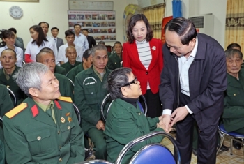 国家主席陈大光探访宁平省儒关伤残军人疗养中心