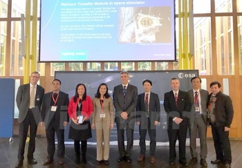 越南驻荷兰大使吴氏和访问欧洲航天局