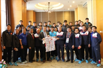 越南驻中国大使馆代表团看望越南U23足球队